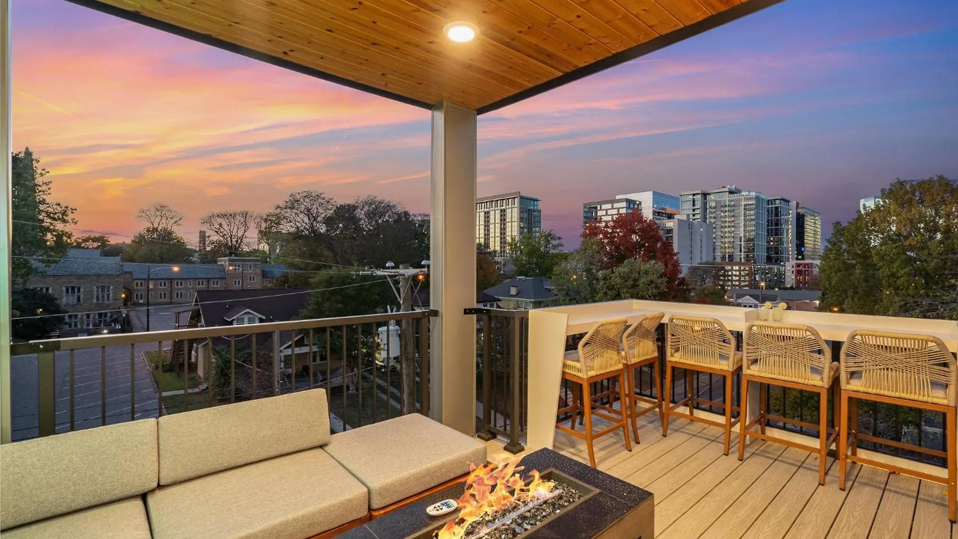 Luxe-Rooftop Echo-Private Deck-4 Mins Broadway location